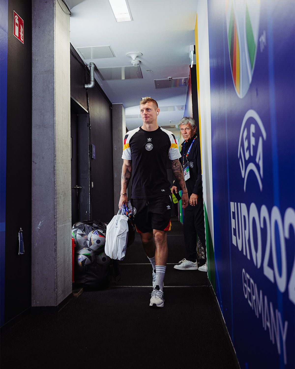 Toni Kroos, cu punga de plastic la stadion