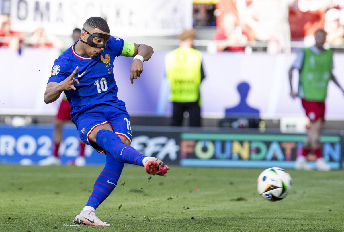 Probleme pentru Mbappe! Căpitanul Franței a schimbat deja trei măști: „Când transpiră, i se lipește de față"