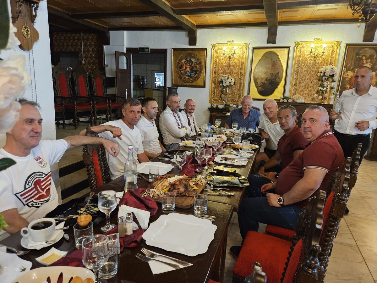 Imagini de la aniversarea de 101 de ani a Rapidului » Momente tari surprinse de GSP: show la microfon, dedicații de la „Bocciu” și Miță Iosif + Rapidiștii au sărit în piscină