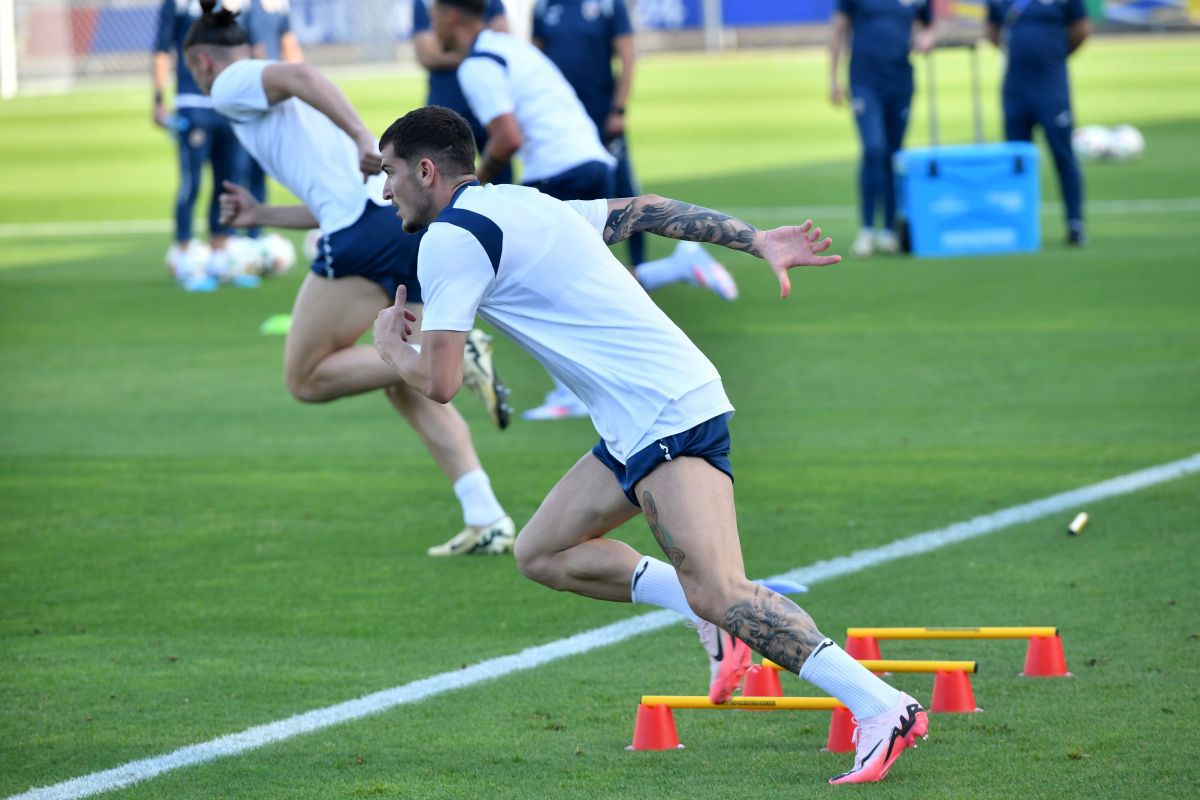 7 detalii de la ultimul antrenament „tricolor” înaintea decisivului cu Slovacia: ședință pe arena fetelor + tatuajul etalat de Coman, inspirat de Sorescu și Depay