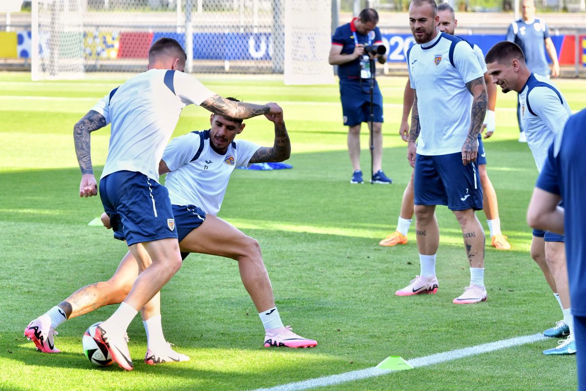 7 detalii de la ultimul antrenament „tricolor” înaintea decisivului cu Slovacia: ședință pe arena fetelor + tatuajul etalat de Coman, inspirat de Sorescu și Depay