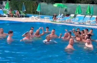 Imagini de la aniversarea de 101 de ani a Rapidului » Momente tari surprinse de GSP: show la microfon, dedicații de la „Bocciu” și Miță Iosif + Rapidiștii au sărit în piscină