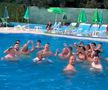 Cu imnul clubului pe fundal, fanii Rapidului s-au dezbrăcat și au intrat în piscină