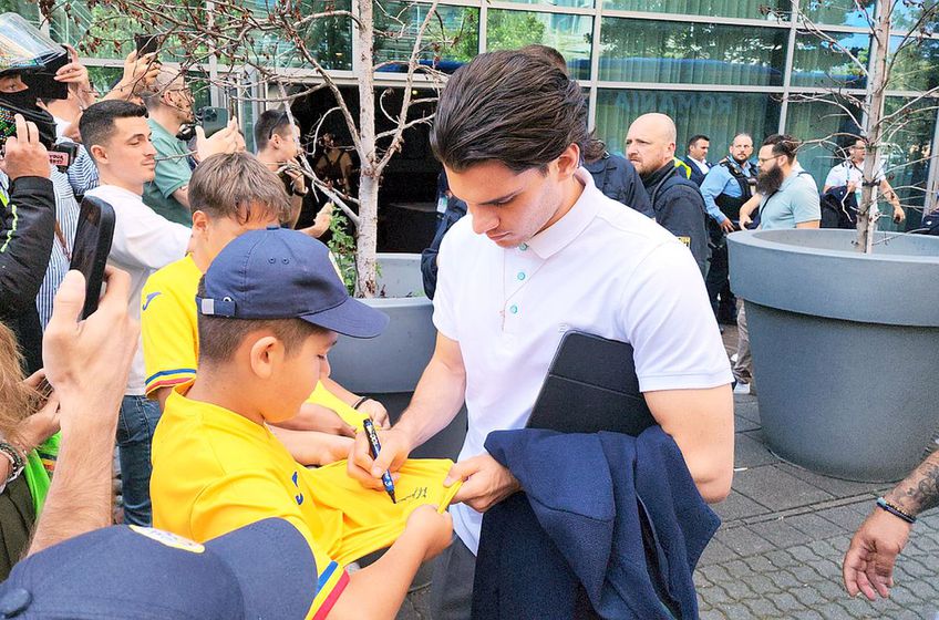 Ianis, singurul care a venit la autografe la sosirea naționalei la Frankfurt // foto: Sergiu Alexandru (GSP)