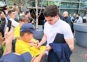 Frankfurt, tărâm „tricolor” » 40 de români la sosirea naționalei. Ianis, singurul care a venit la autografe