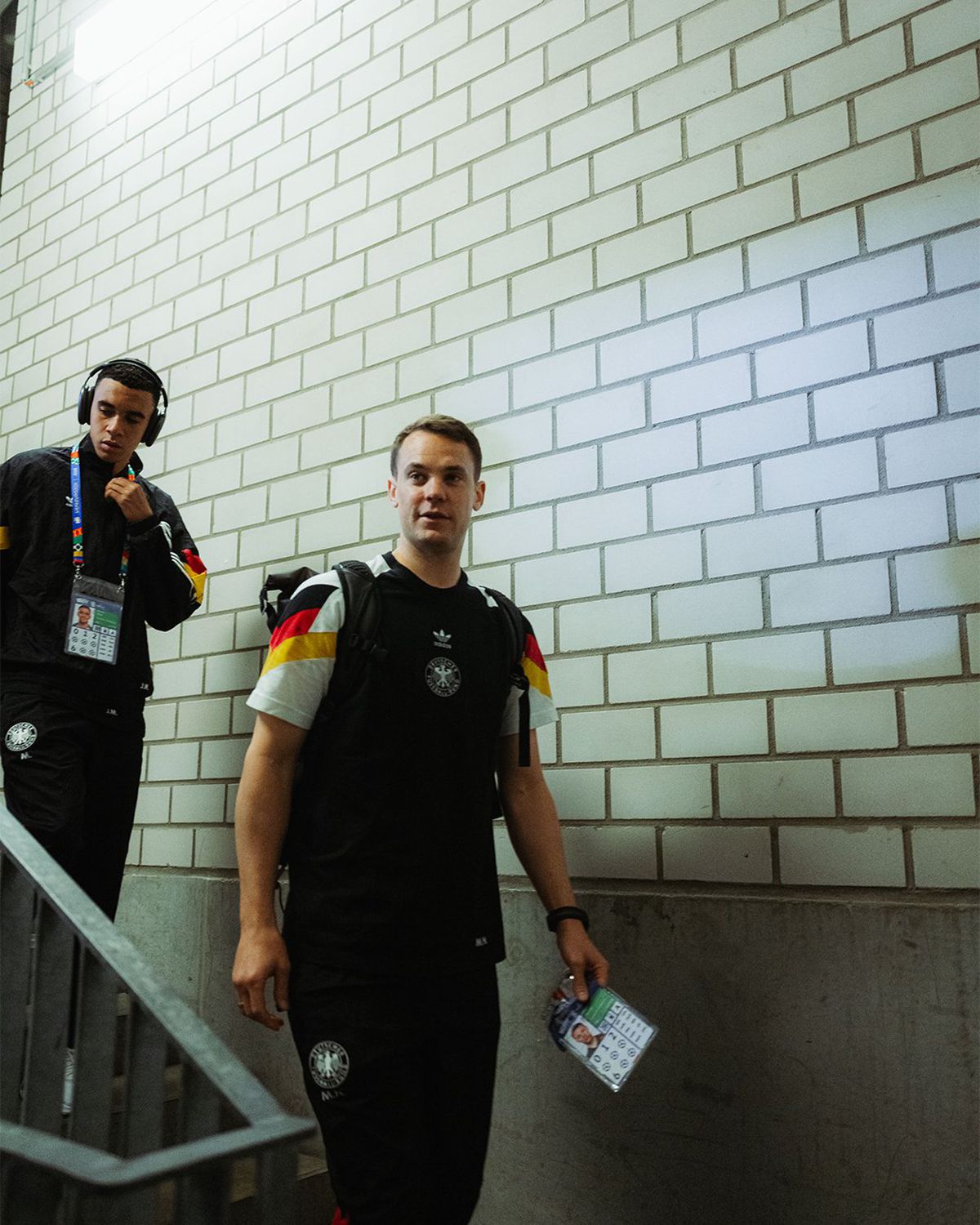 Toni Kroos, împotriva trendului: a coborât din autocar cu o pungă de plastic, fără Gucci sau Samsonite