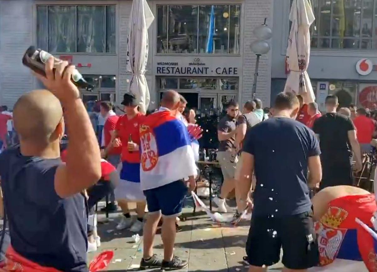 Prăpăd pe străzi! Ultrașii Serbiei, conflict cu forțele de ordine, înaintea meciului cu Danemarca