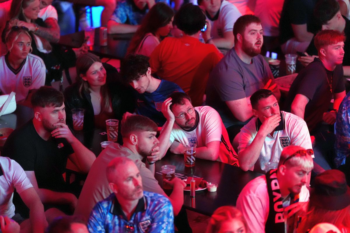 Suporterii Angliei, doborâți de plictiseală în meciul cu Slovenia! Imagini virale pe continent