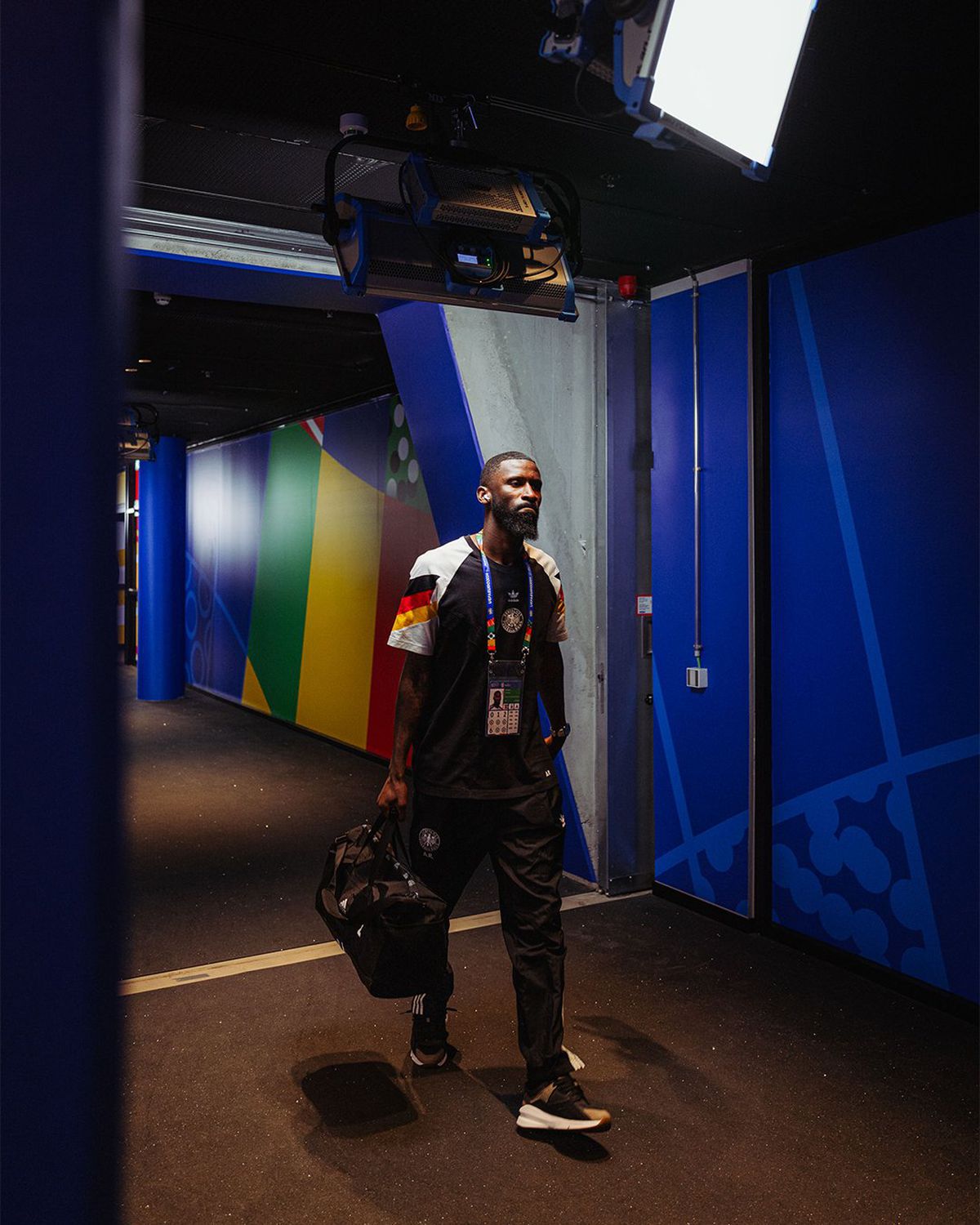 Toni Kroos, împotriva trendului: a coborât din autocar cu o pungă de plastic, fără Gucci sau Samsonite