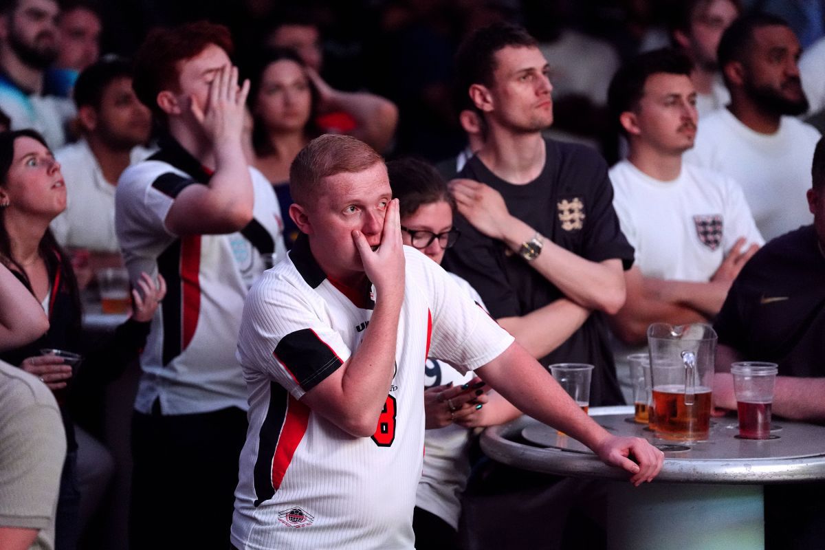 Suporterii Angliei, doborâți de plictiseală în meciul cu Slovenia! Imagini virale pe continent