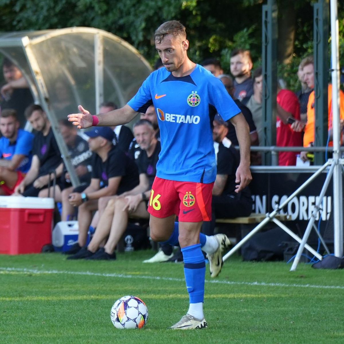 FCSB s-a distrat în primul amical din Olanda, 8-0 cu Apeldoorn. Foto: Instagram @fcsbofficial