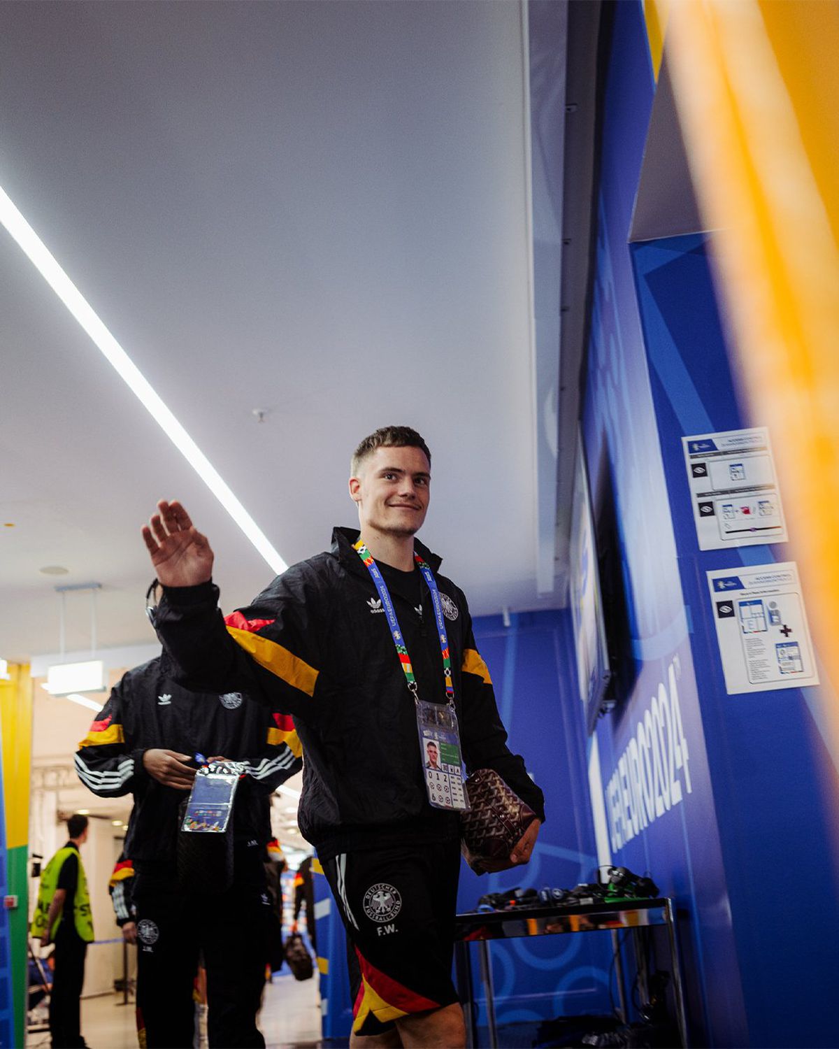 Toni Kroos, împotriva trendului: a coborât din autocar cu o pungă de plastic, fără Gucci sau Samsonite