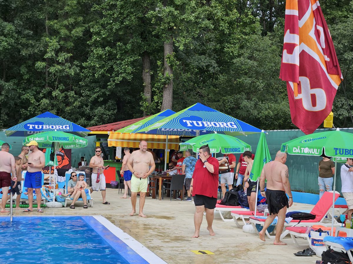 Imagini de la aniversarea de 101 de ani a Rapidului » Momente tari surprinse de GSP: show la microfon, dedicații de la „Bocciu” și Miță Iosif + Rapidiștii au sărit în piscină