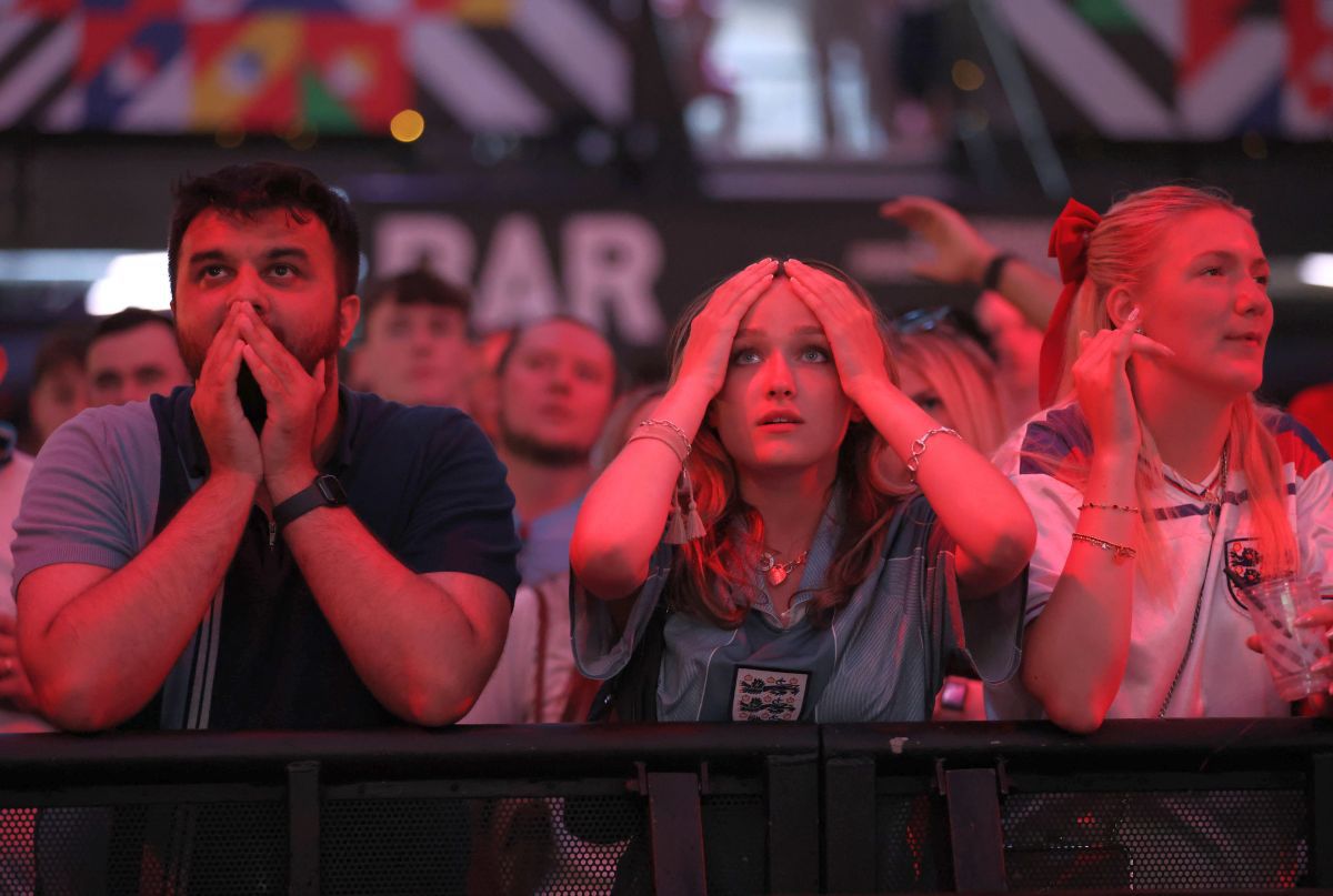 Suporterii Angliei, doborâți de plictiseală în meciul cu Slovenia! Imagini virale pe continent