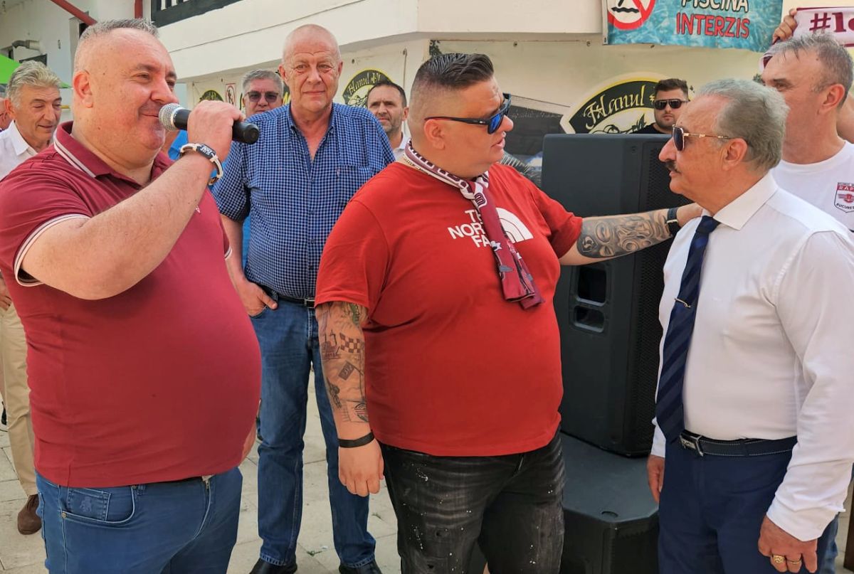 Imagini de la aniversarea de 101 de ani a Rapidului » Momente tari surprinse de GSP: show la microfon, dedicații de la „Bocciu” și Miță Iosif + Rapidiștii au sărit în piscină