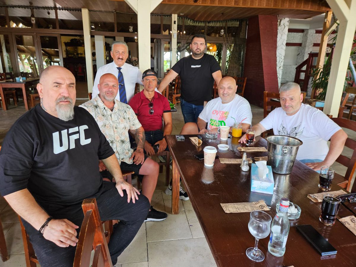 Imagini de la aniversarea de 101 de ani a Rapidului » Momente tari surprinse de GSP: show la microfon, dedicații de la „Bocciu” și Miță Iosif + Rapidiștii au sărit în piscină