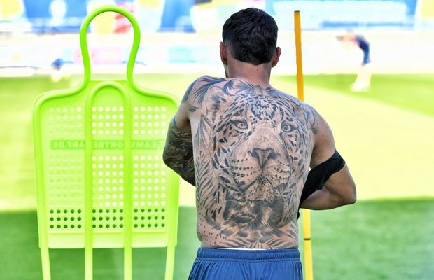 7 detalii de la ultimul antrenament „tricolor” înaintea decisivului cu Slovacia: ședință pe arena fetelor + tatuajul etalat de Coman, inspirat de Sorescu și Depay