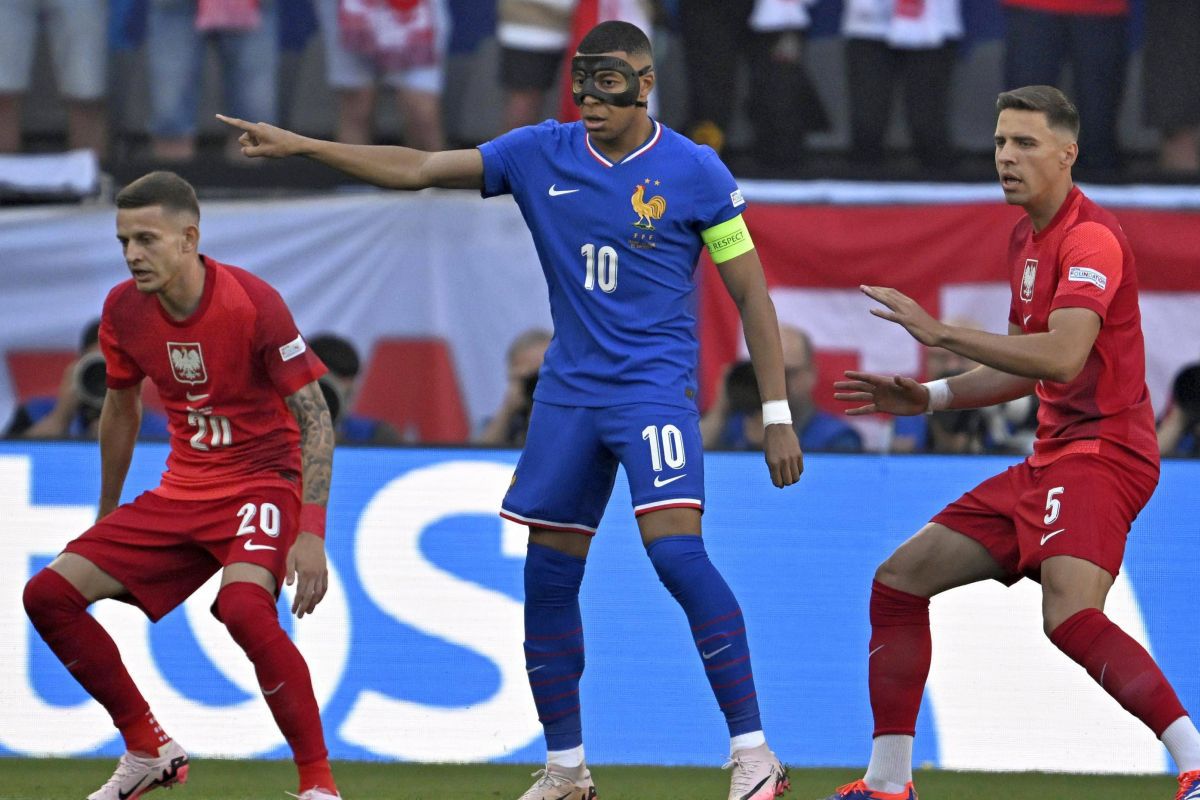 Probleme pentru Mbappe! Căpitanul Franței a schimbat deja trei măști: „Când transpiră, i se lipește de față"