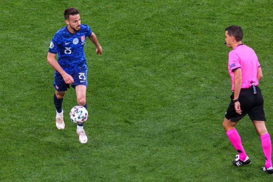 Jakub Hromada în tricoul Slovaciei, arbitrat de Hațegan. Foto: Imago Images