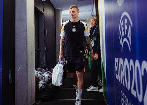 Toni Kroos, împotriva trendului: a coborât din autocar cu o pungă de plastic, fără Gucci sau Samsonite