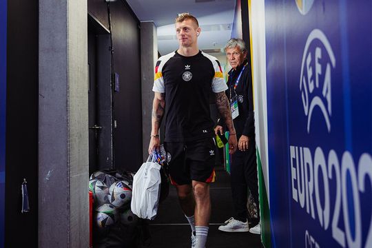 Toni Kroos, omul cu punga de trofee, la stadionul din Frankfurt / Foto: Instragram karenespigo