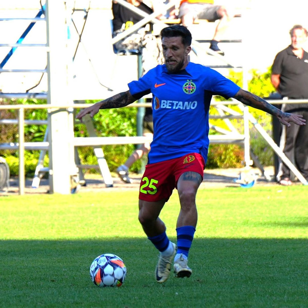 FCSB s-a distrat în primul amical din Olanda, 8-0 cu Apeldoorn. Foto: Instagram @fcsbofficial