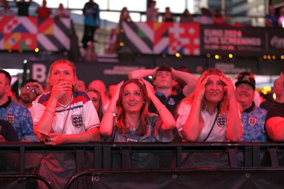 Suporterii Angliei, doborâți de plictiseală în meciul cu Slovenia! Imagini virale pe continent