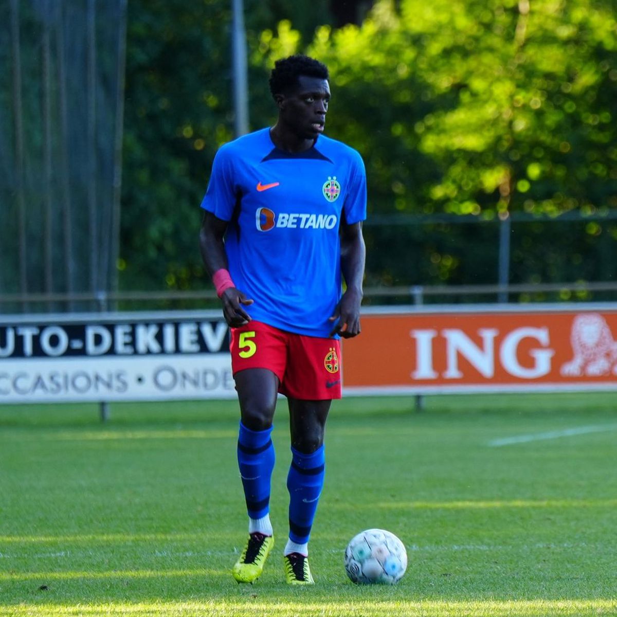 FCSB s-a distrat în primul amical din Olanda, 8-0 cu Apeldoorn. Foto: Instagram @fcsbofficial