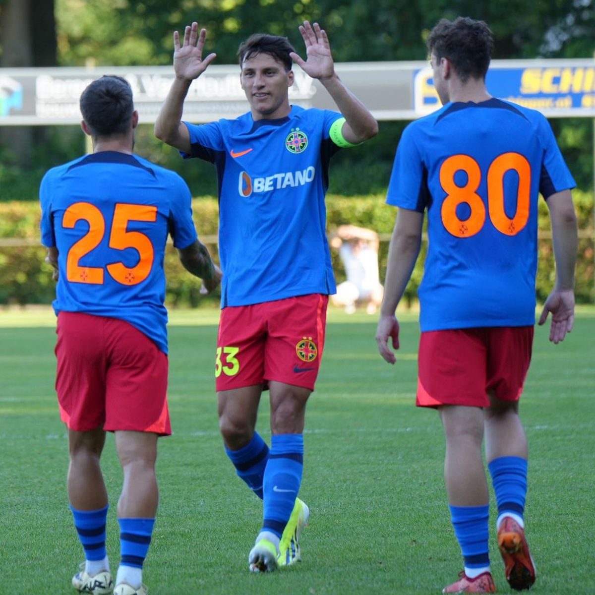 FCSB s-a distrat în primul amical din Olanda, 8-0 cu Apeldoorn. Foto: Instagram @fcsbofficial