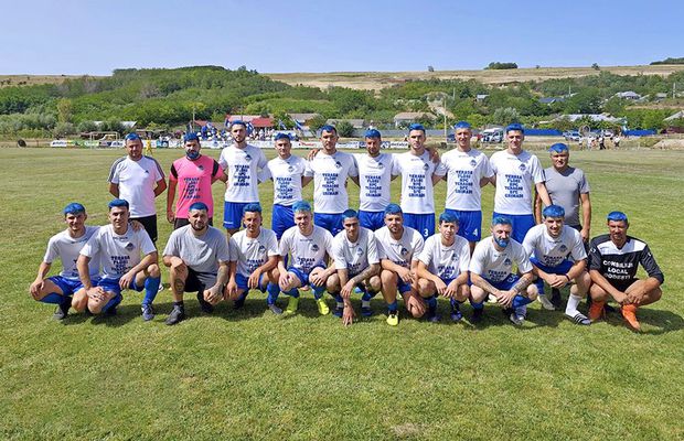 Inspirați de Rațiu! Toți jucătorii și-au vopsit părul albastru după ce au promovat