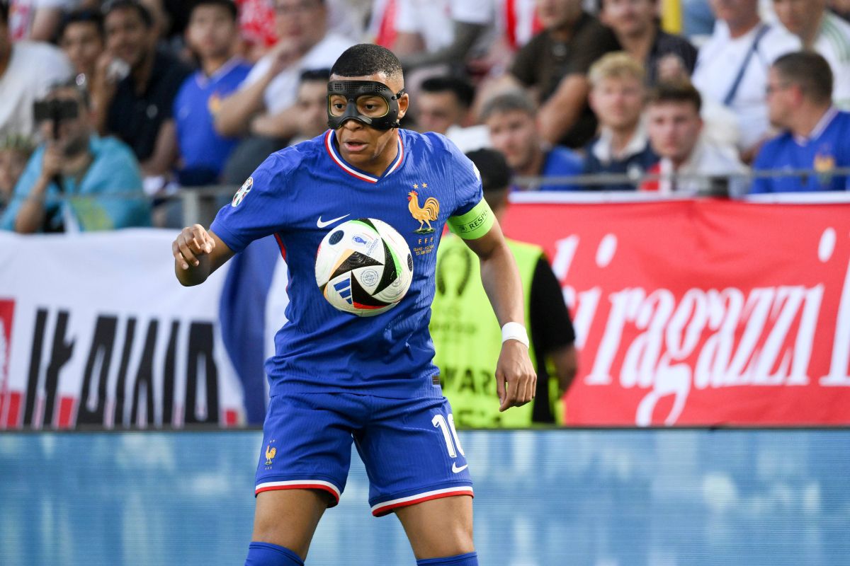 Probleme pentru Mbappe! Căpitanul Franței a schimbat deja trei măști: „Când transpiră, i se lipește de față"