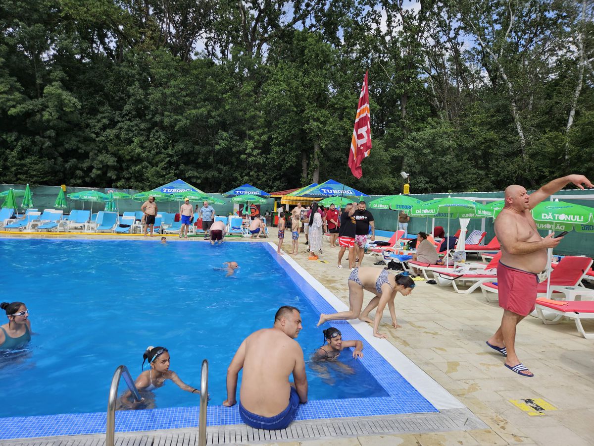 Imagini de la aniversarea de 101 de ani a Rapidului » Momente tari surprinse de GSP: show la microfon, dedicații de la „Bocciu” și Miță Iosif + Rapidiștii au sărit în piscină