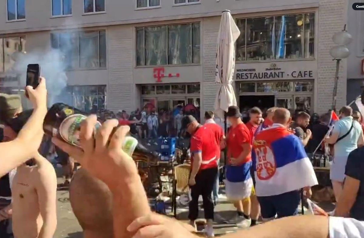Prăpăd pe străzi! Ultrașii Serbiei, conflict cu forțele de ordine, înaintea meciului cu Danemarca