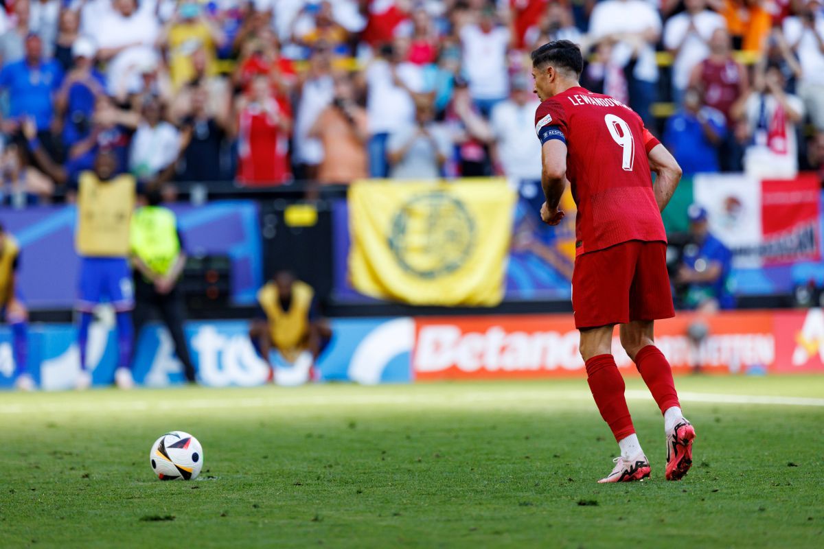 Nu încercați așa ceva acasă! » Caraghios modul în care Robert Lewandowski a ales să execute penalty-ul cu Franța. Lovitura s-a repetat