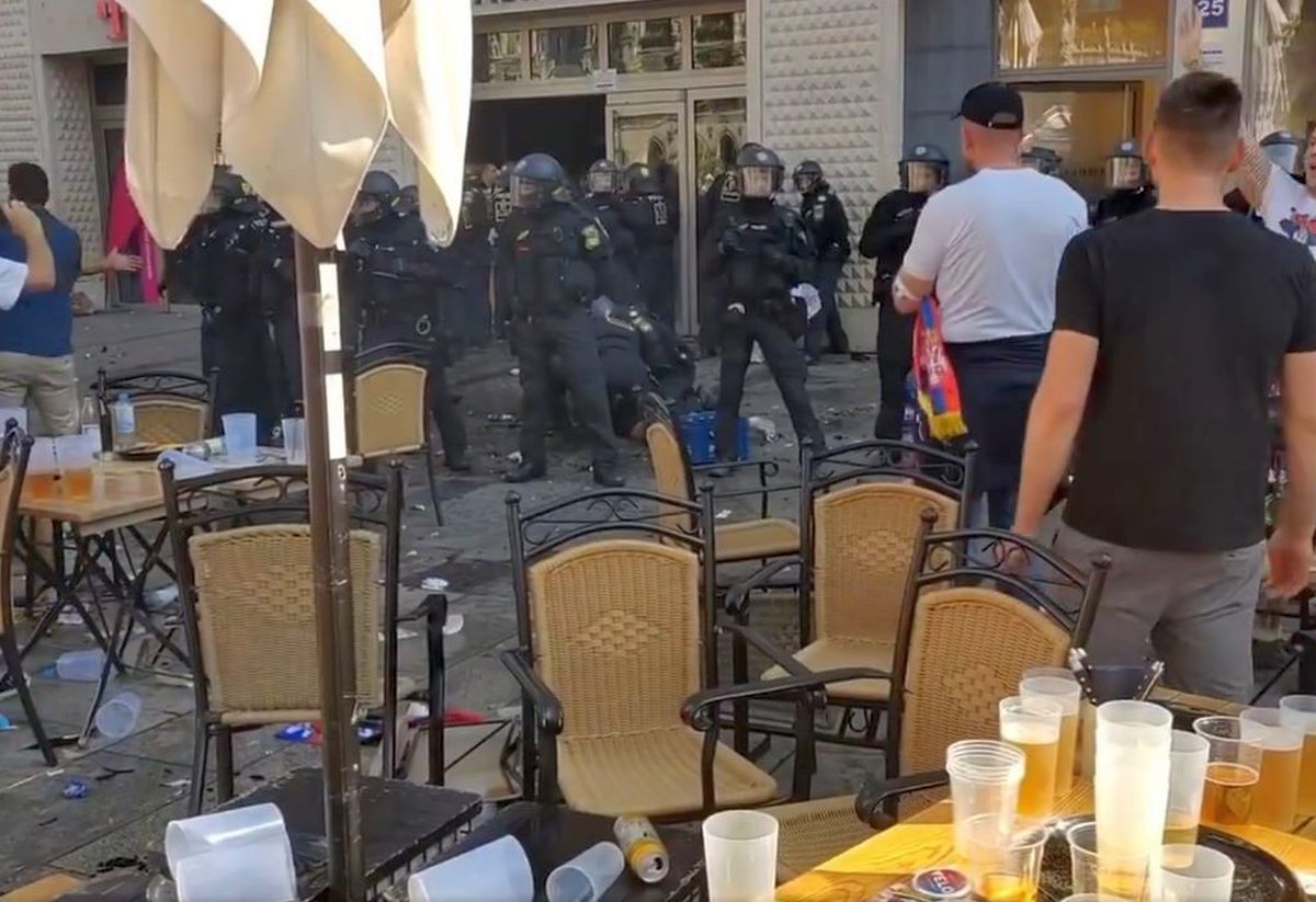 Prăpăd în Munchen, suporterii Serbiei s-au bătut cu poliția! Imagini șocante