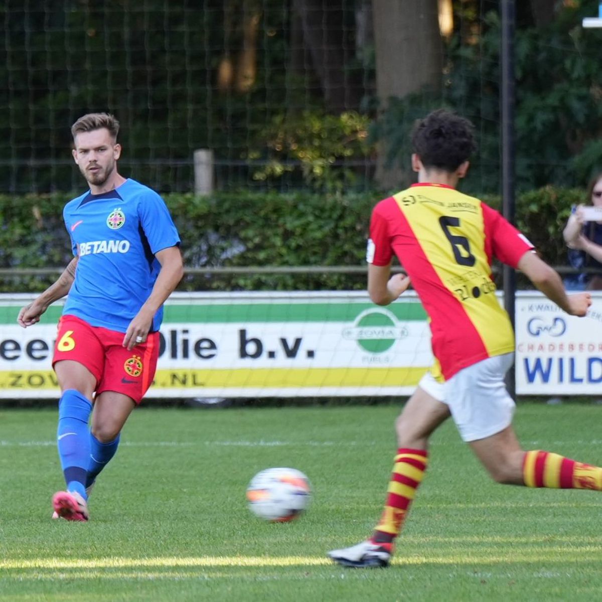 FCSB s-a distrat în primul amical din Olanda, 8-0 cu Apeldoorn. Foto: Instagram @fcsbofficial