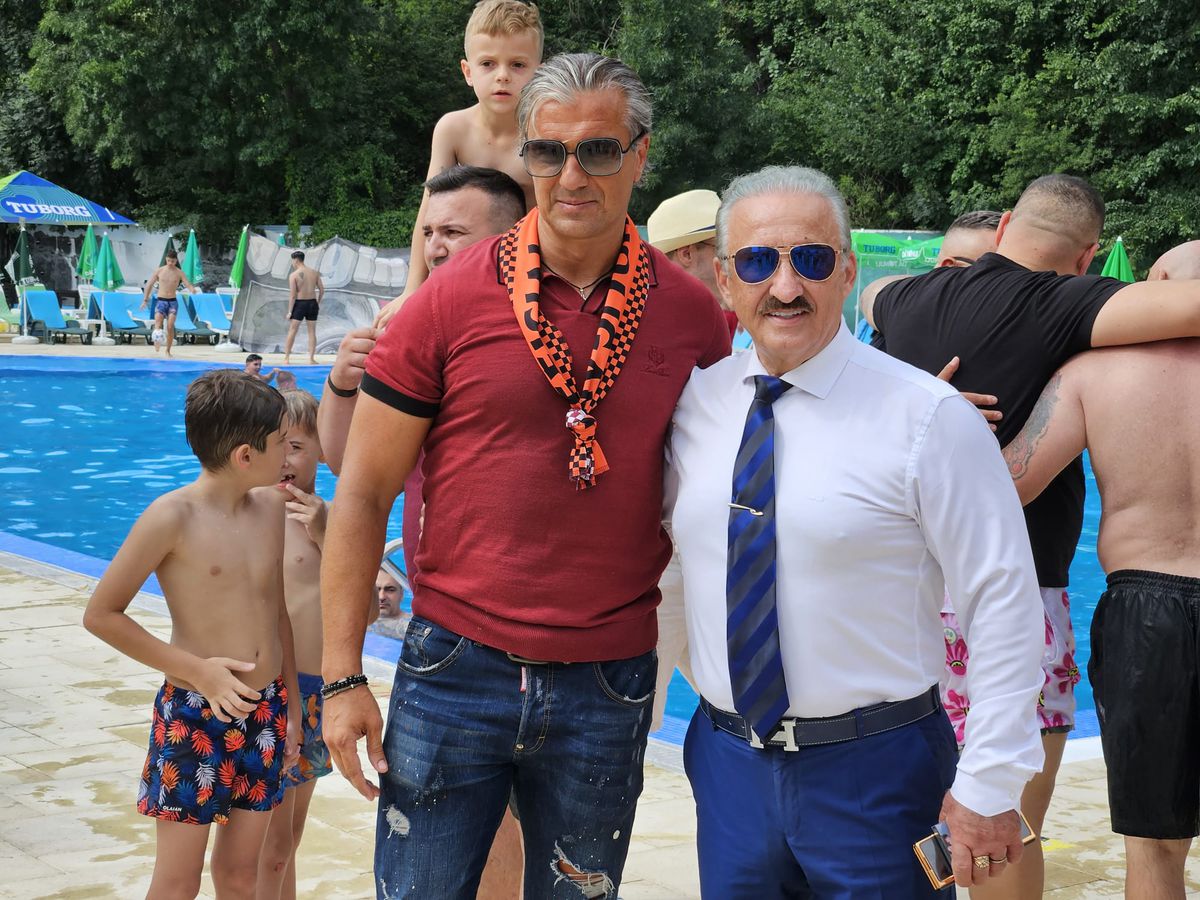 Imagini de la aniversarea de 101 de ani a Rapidului » Momente tari surprinse de GSP: show la microfon, dedicații de la „Bocciu” și Miță Iosif + Rapidiștii au sărit în piscină