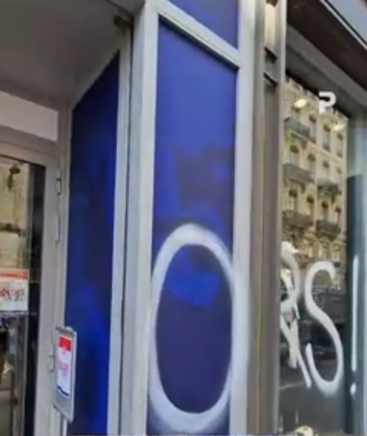 Revoltă contra „groparului” lui Lyon » Imagini incredibile din Franța: mesaje de amenințare pe poduri, magazine și biserici!