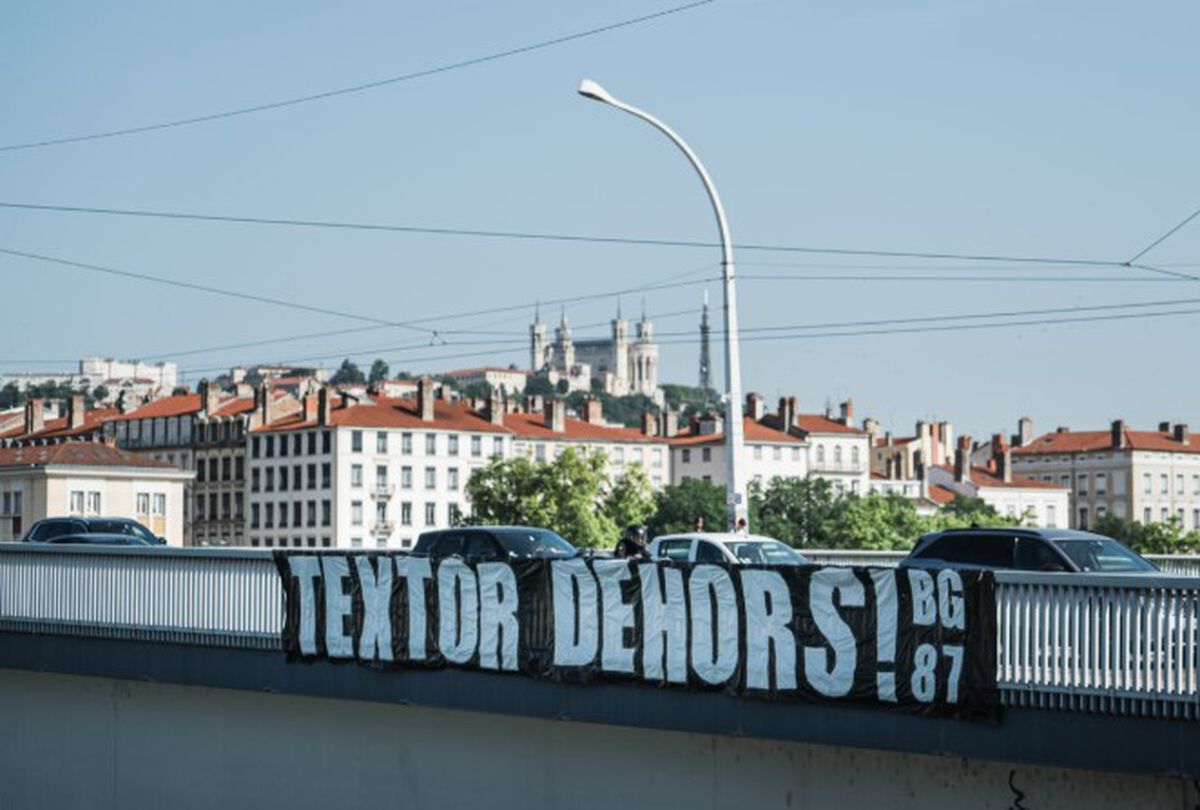 Revoltă contra „groparului” lui Lyon » Imagini incredibile din Franța: mesaje de amenințare pe poduri, magazine și biserici!