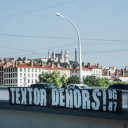 Mesajele afișate peste tot în oraș de fanii lui Lyon contra proprietarului clubului, John Textor / Foto: X