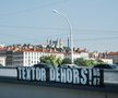 Mesajele afișate peste tot în oraș de fanii lui Lyon contra proprietarului clubului, John Textor / Foto: X