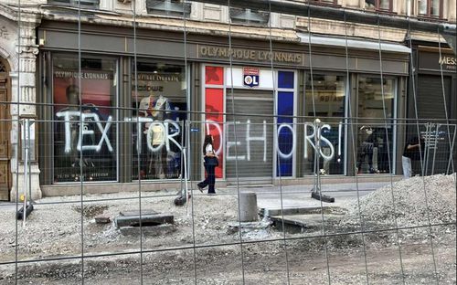FOTO Revoltă contra „groparului” lui Lyon » Imagini incredibile din Franța: mesaje de amenințare pe poduri, magazine și biserici!
