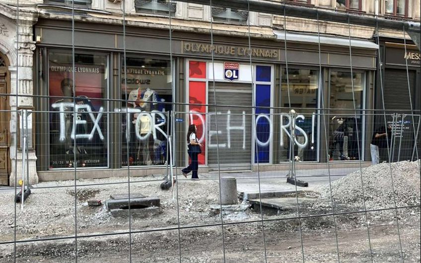 Fanii au scris cu vopsea mesaje contra patronului John Textor și pe vitrinele magazinelor clubului / Foto: X