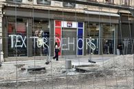 Revoltă contra „groparului” lui Lyon » Imagini incredibile din Franța: mesaje de amenințare pe poduri, magazine și biserici!