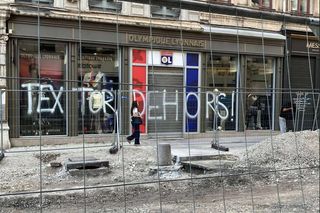 Revoltă contra „groparului” lui Lyon » Imagini incredibile din Franța: mesaje de amenințare pe poduri, magazine și biserici!