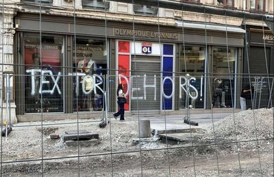 Revoltă contra „groparului” lui Lyon » Imagini incredibile din Franța: mesaje de amenințare pe poduri, magazine și biserici!