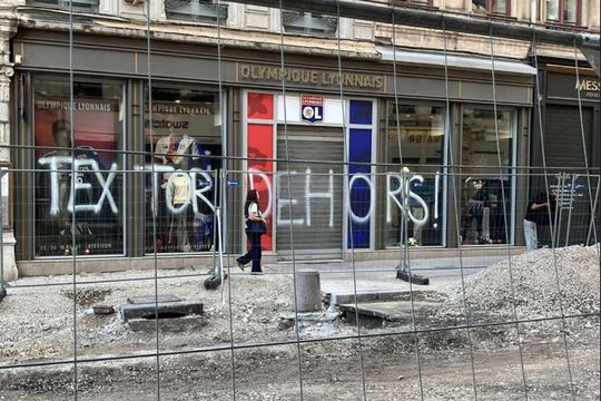 Fanii au scris cu vopsea mesaje contra patronului John Textor și pe vitrinele magazinelor clubului / Foto: X