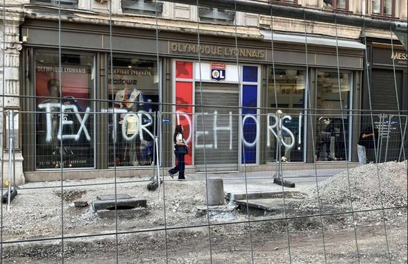 Revoltă contra „groparului” lui Lyon » Imagini incredibile din Franța: mesaje de amenințare pe poduri, magazine și biserici!