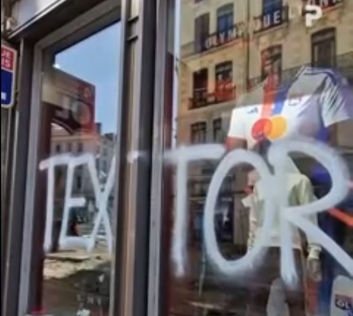 Revoltă contra „groparului” lui Lyon » Imagini incredibile din Franța: mesaje de amenințare pe poduri, magazine și biserici!