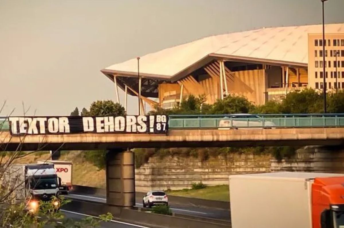 Mesajele afișate peste tot în oraș de fanii lui Lyon contra proprietarului clubului, John Textor